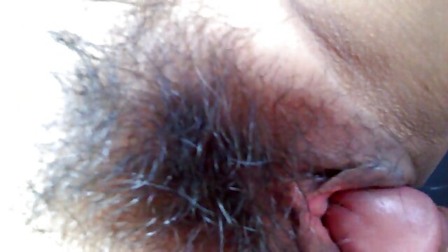 Neverjetno :  Drobna piščanka je upognjena nad mizo in jo udari njen fant Filmski odlomki 