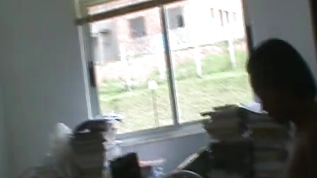 Neverjetno :  Porno video poželjive psice z rdečimi lasmi in preluknjanimi bradavicami Filmski odlomki 