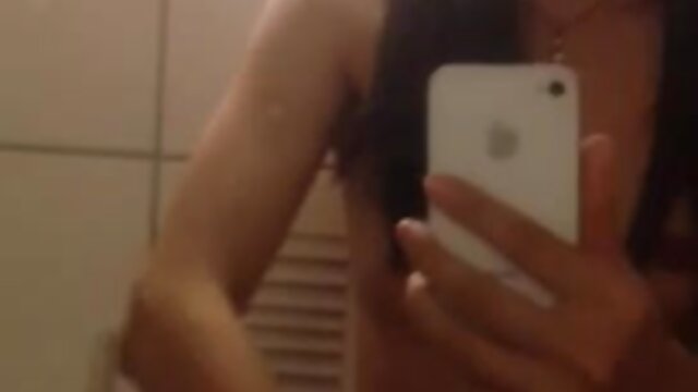 Neverjetno :  Pohoteni fantje se izmenjujejo, da pokajo to čudovito pornozvezdo Filmski odlomki 