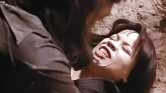 Neverjetno :  Mehanik z velikimi prsi je pripravljen popraviti fantov avto za jahanje petelina Filmski odlomki 