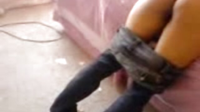 Neverjetno :  Čudovita piščanka vzame očimov tiča v roko za fafanje Filmski odlomki 