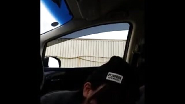 Neverjetno :  Tetovirana rjavolaska v belih nogavicah rada liže svoja jajca Filmski odlomki 