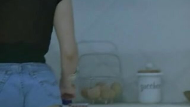 Neverjetno :  Samec v praksi pokaže piščancem, kaj je užitek Filmski odlomki 