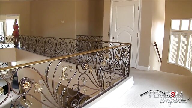 Neverjetno :  Čudovita blondinka potrebuje dva tiča, da se počuti popolnoma zadovoljno Filmski odlomki 