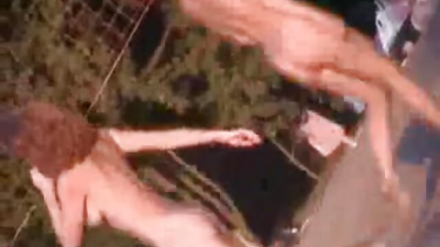 Neverjetno :  Navdušujoča blondinka se z Roccom izvaja na kavču Filmski odlomki 